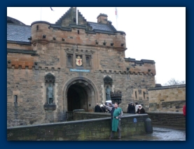Volker der Freischärler vor dem Edinburgh Castle (Schottland)